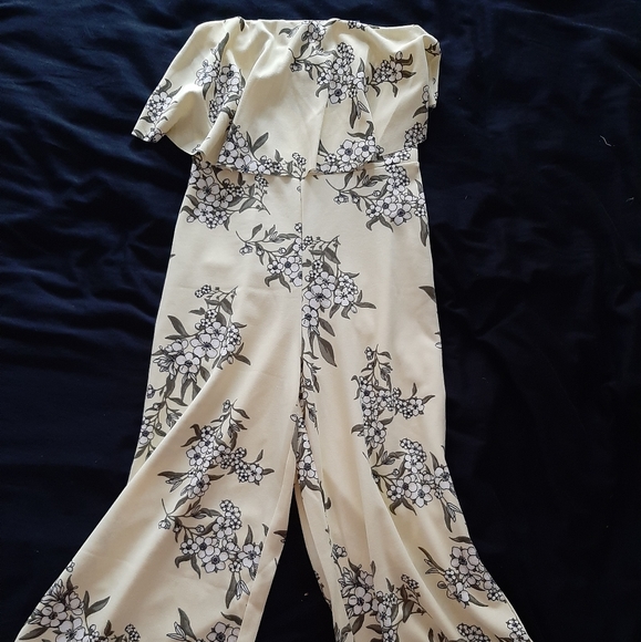 Nwt size medium jumpsuit fits a small - Picture 4 of 4